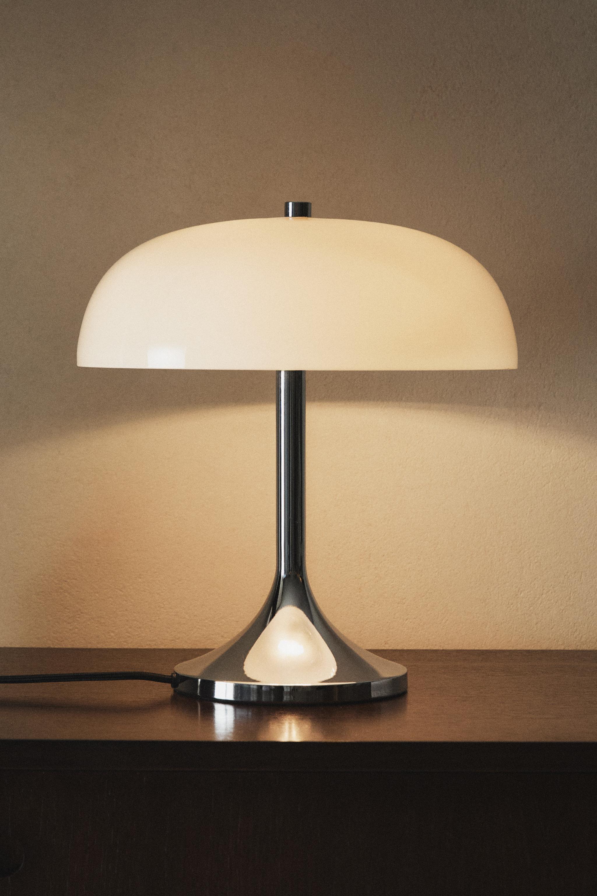 METAL AND GLASS TABLE LAMP